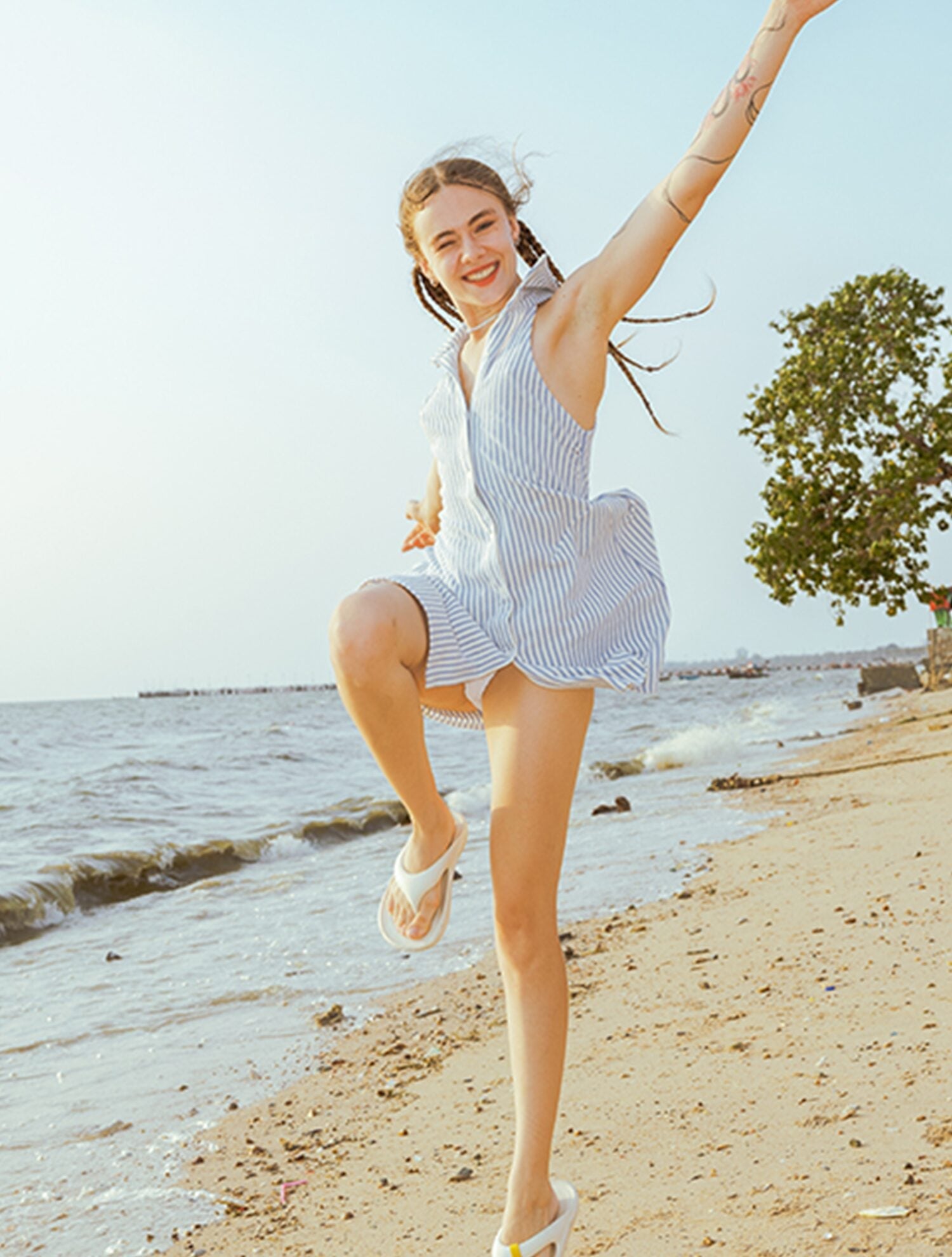 Vestido playero de tela de rizo con falda y cuello acampanados