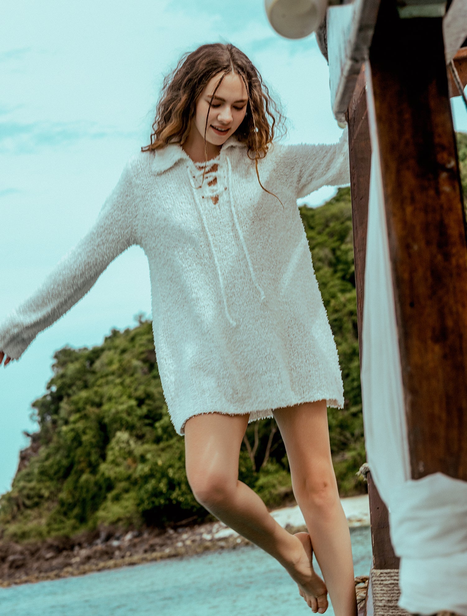 Vestido de punto con flecos y cordones