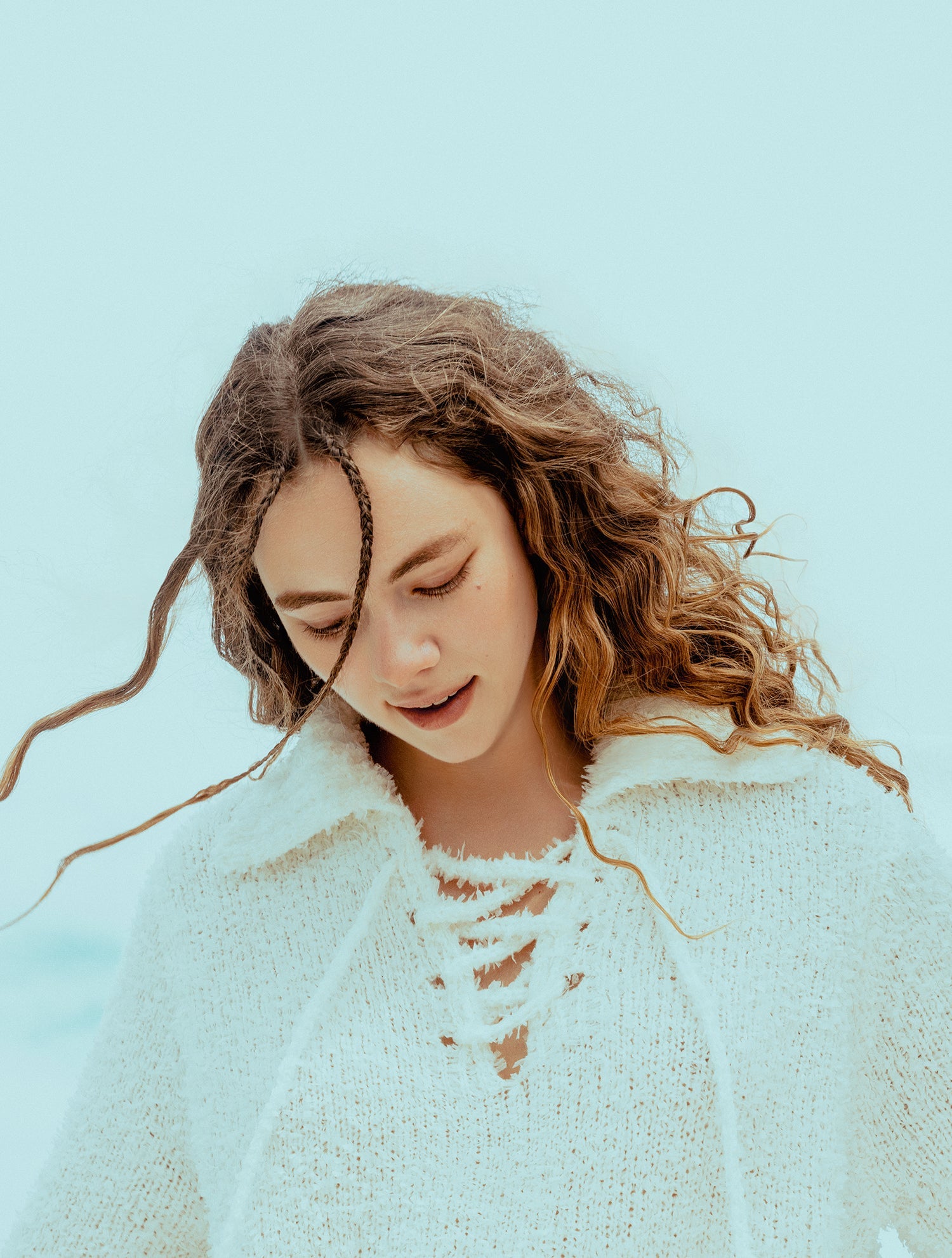 Vestido de punto con flecos y cordones