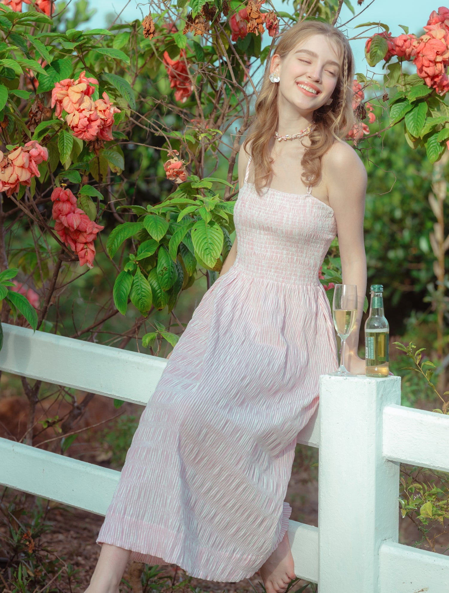 Vestido largo fruncido Sunlit Breeze con rayas rosas