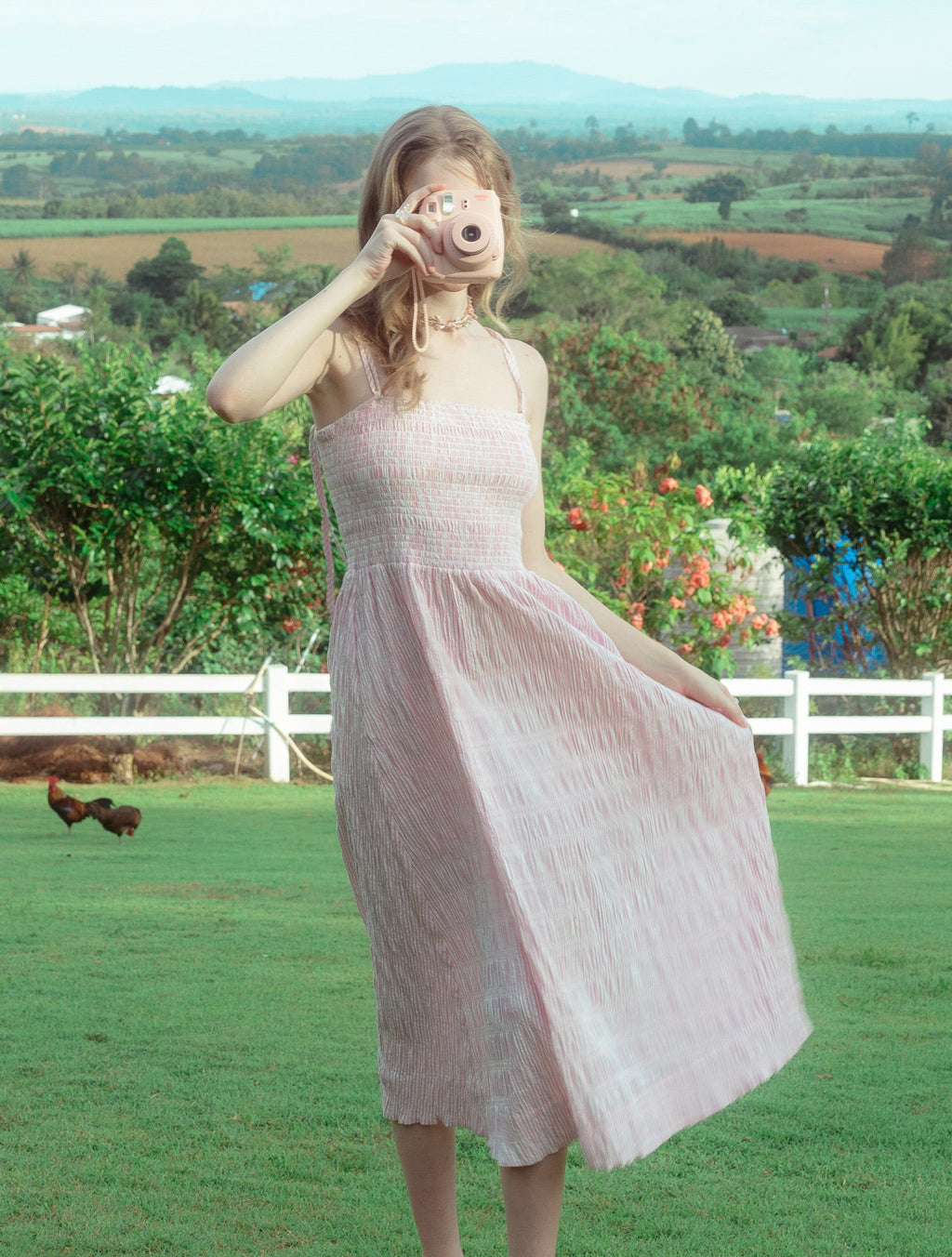 Vestido largo fruncido Sunlit Breeze con rayas rosas