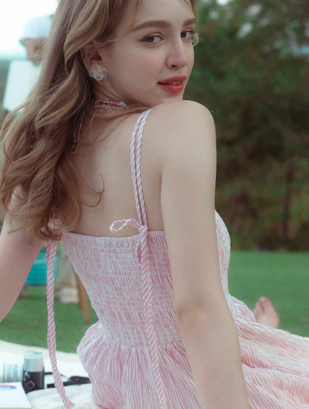 Vestido largo fruncido Sunlit Breeze con rayas rosas