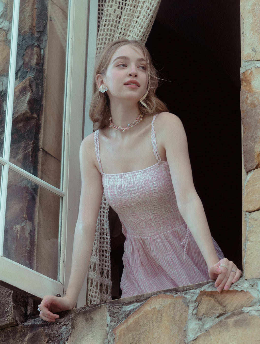 Vestido largo fruncido Sunlit Breeze con rayas rosas