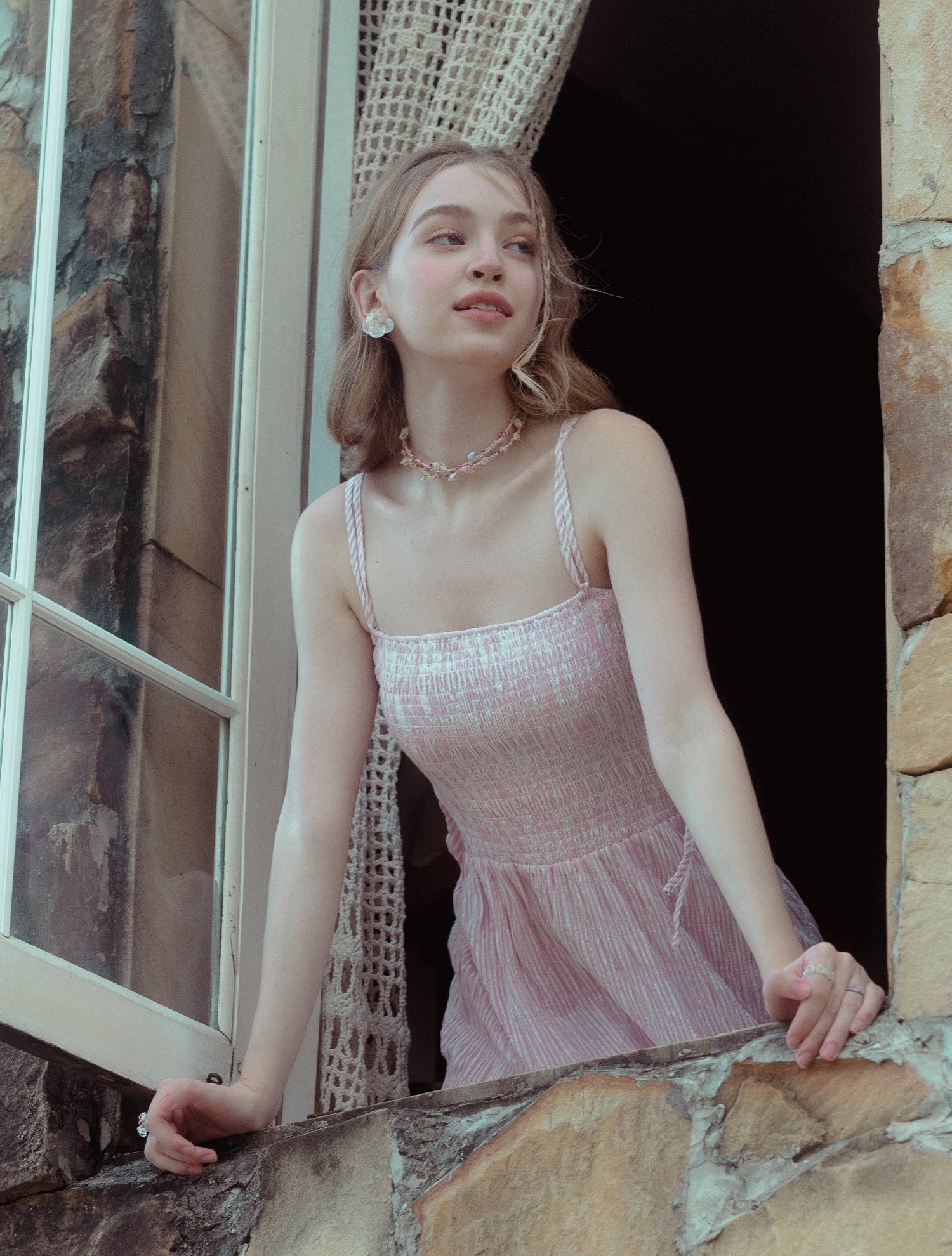 Vestido largo fruncido Sunlit Breeze con rayas rosas