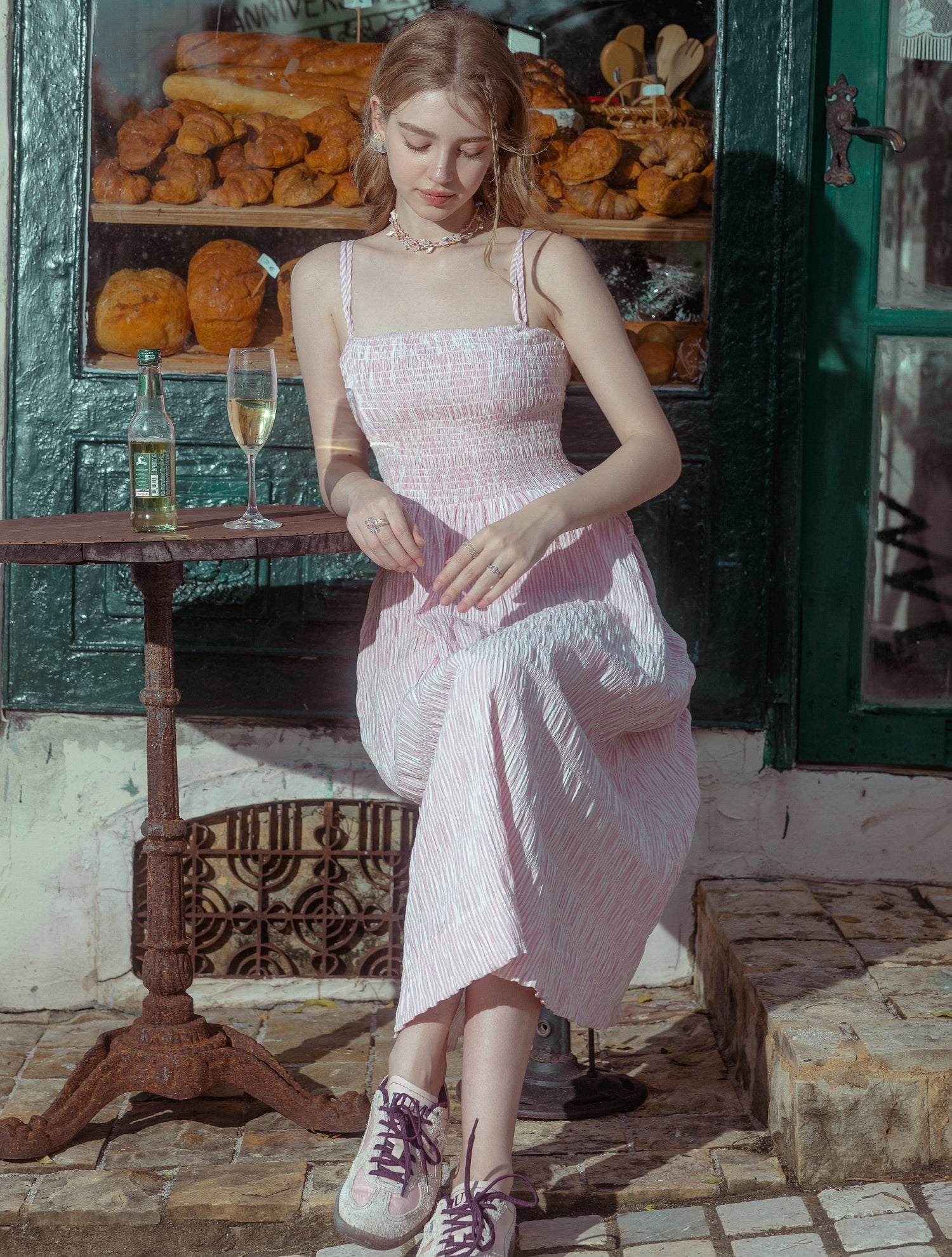 Vestido largo fruncido Sunlit Breeze con rayas rosas