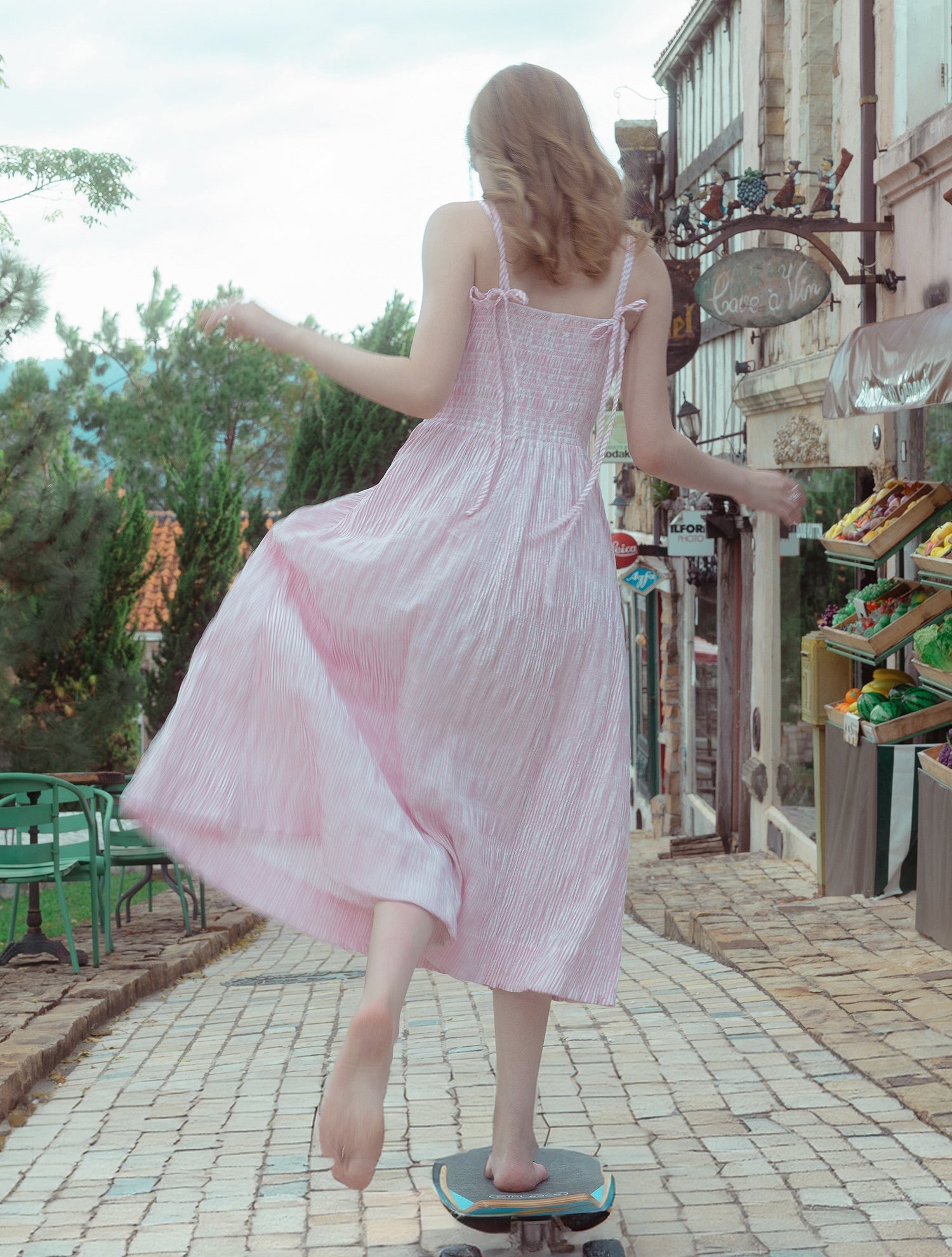 Vestido largo fruncido Sunlit Breeze con rayas rosas