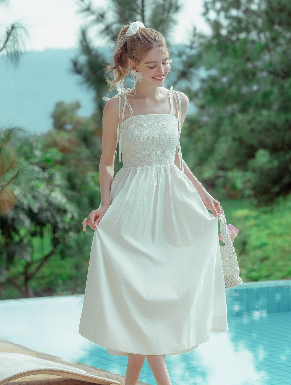 Vestido largo fruncido Sunlit Breeze blanco
